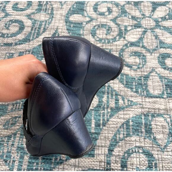 Nurture Navy Blue Leather Wedge Heels with Ribbed Strap - Women's 6M - Picture 6 of 6